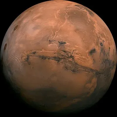 Rudá planeta Mars focená z oběžné dráhy